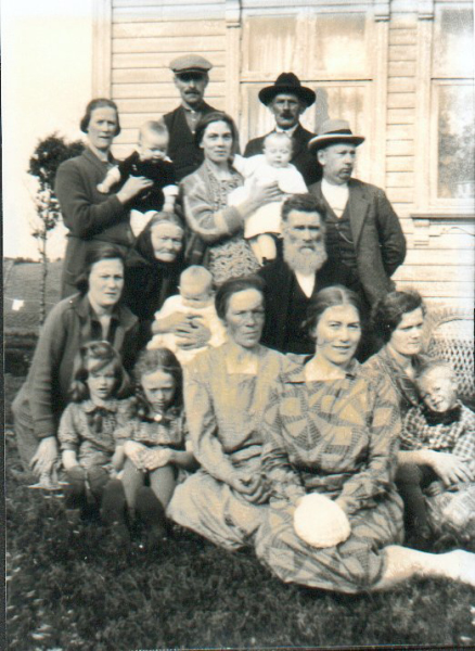 Olava og Lars Dahle med Lars sine soestre med barn