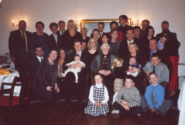 Klara med barn, barnebarn og oldebarn(2001)