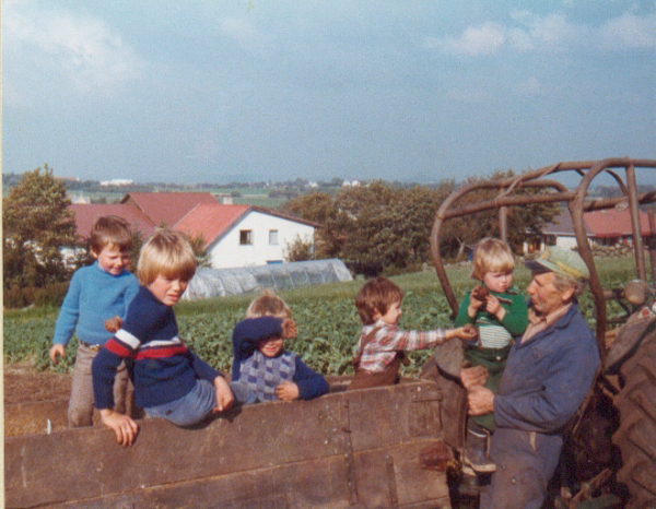 Sigurd med barnebarn paa potetplukking